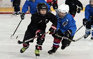 Юные хоккеисты продолжают соревнования в своих возрастных группах
